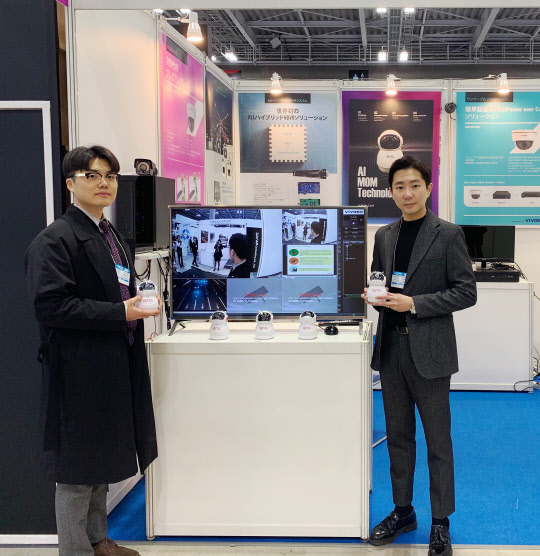 2019 도쿄 보안 및 안전 산업 전시회 부스를 운영 중인 아이앤나 박진욱 연구팀장, 조윤호 기획팀장(왼쪽부터)